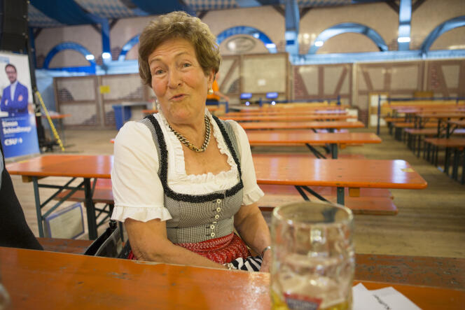 Rita Schweiger, 75 ans , membre du parti CSU  : «  Je crains que nous devions abandonner notre cuture chrétienne . Je crains l’islam et son évolution isnsidieuse. Angela Merkel m’inquiète lorsqu’elle annonce que toutes les religions appartiennent à l’Allemagne.  »