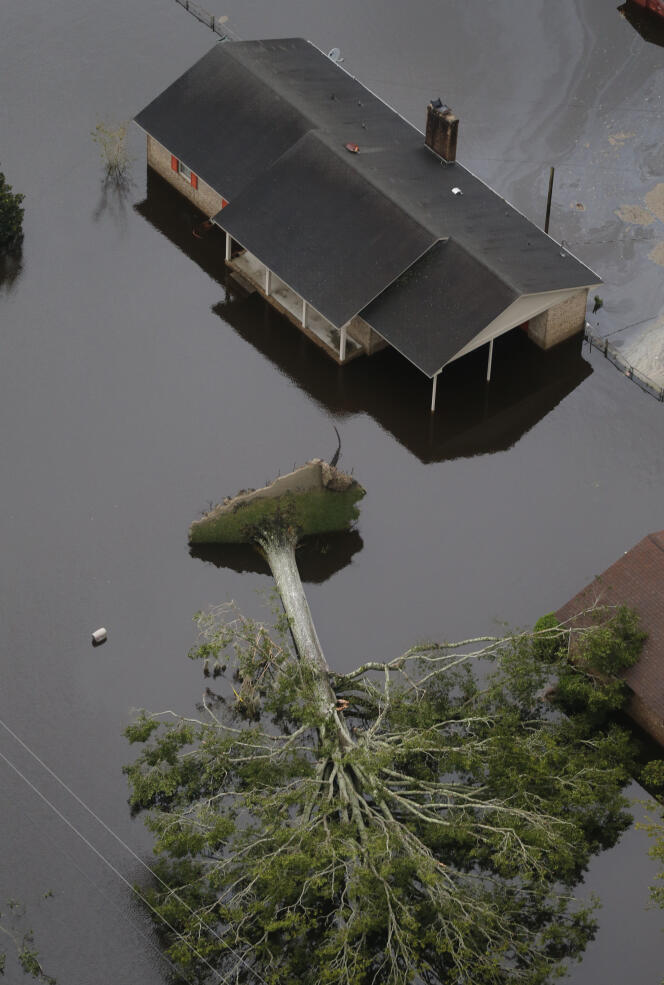 Un arbre déraciné et un maison inondée à New Bern, en Caroline du Nord, le 15 septembre.