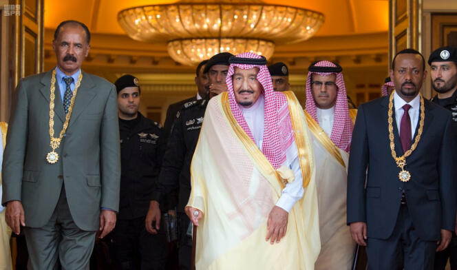 Le roi Salman d’Arabie saoudite (au centre), entouré du premier ministre éthiopien Abiy Ahmed (à droite) et du président érythréen Isaias Afwerki, à Jeddah, le 16 septembre 2018.