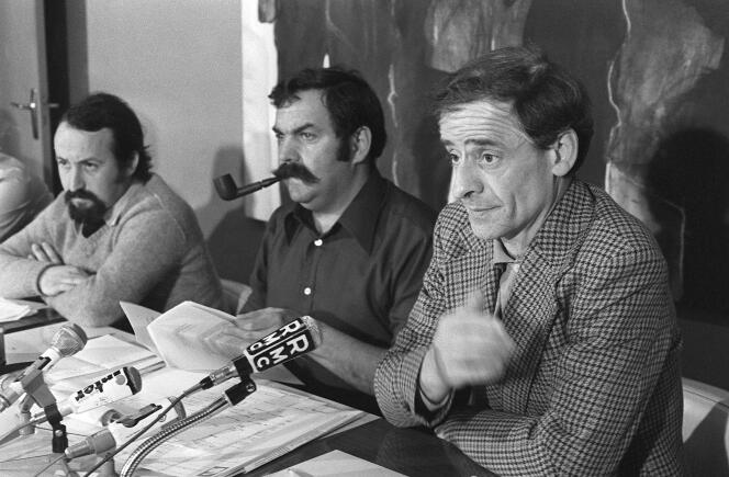 Le représentant syndical CFDT de l'usine d'horlogerie Lip Charles Piaget (à droite) et le secrétaire général de la Fédération de la métallurgie CFDT Jacques Chérèque (au centre), lors d'une conférence de presse à Paris le 15 avril 1976 après le dépôt de bilan de la Compagnie européenne d'horlogerie.