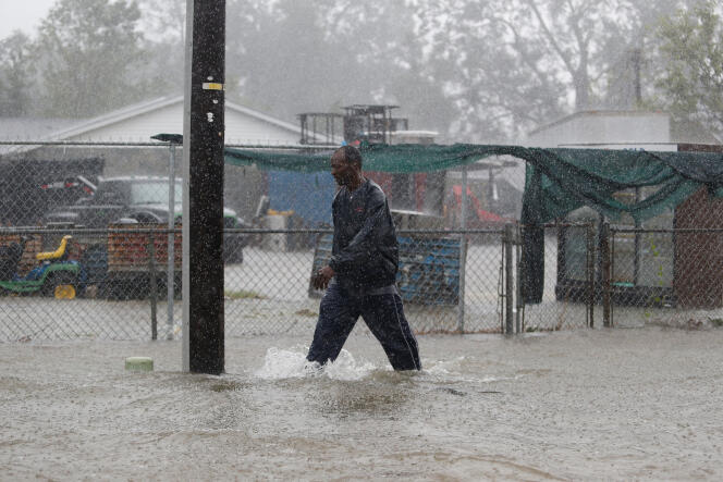 Une rue inondée par le passage de la tempête Florence à Dillon, en Caroline du Sud, le 16 septembre.