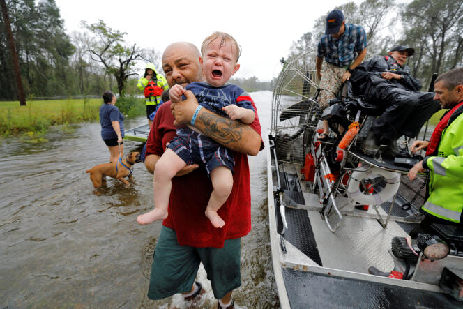 Un bébé d’un an secouru par un bateau du shériff, le 16 septembre à Leland, en Caroline du Nord.