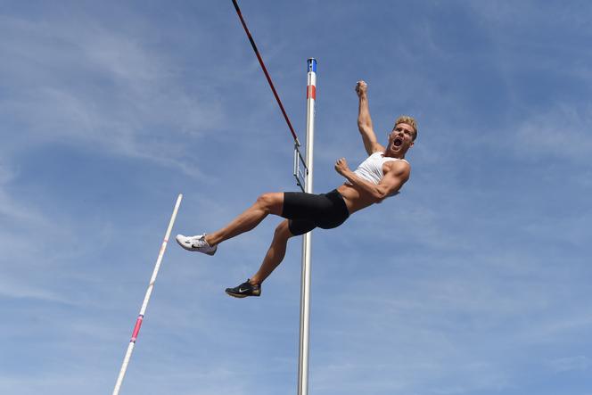 Kevin Mayer lors de l’épreuve du saut à la perche, le 16 septembre, à Talence (Gironde).