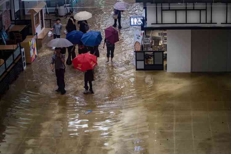 Dans un centre commercial inondé à Hongkong, le 16 septembre. La population a passé son dimanche terrée dans les appartements en attendant que cela passe, assistant au spectacle des gerbes d’écume dans l’emblématique baie, pourtant en théorie protégée, de Victoria Harbour.
