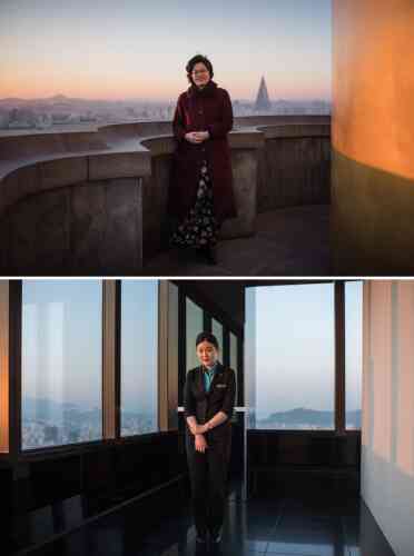 En haut, la guide touristique nord-coréenne Choi Hee-ok sur la plate-forme panoramique de la Juche Tower, où elle travaille, à Pyongyang. En bas, la guide sud-coréenne Bang Sung-hee sur le pont panoramique du phare 63, à Séoul.