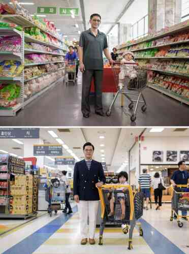 En haut, Han Gwang-rim (34 ans) avec sa fille Su Ryon dans un supermarché à Pyongyang. En bas, Hong Sung-cho (35 ans) avec son fils Hong Jinu dans un supermarché à Bundang, près de Séoul.