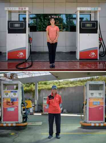 En haut, Kim Su-hyang (18 ans), employée d’une pompe à essence située sur la route Pyongyang-Nampho. En bas, un pompiste sud-coréen posant pour une photo dans une station-service près de Goyang.