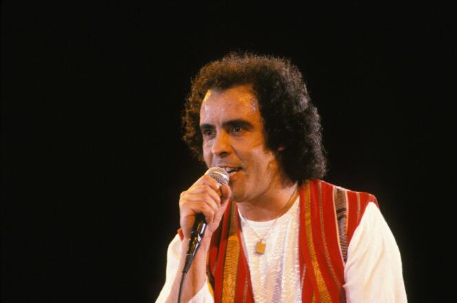 Le chanteur Djamel Allam lors du Festival de la jeunesse à Alger, en juillet 1985.