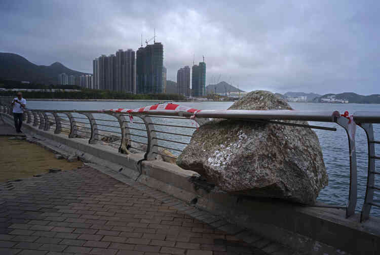 A Hongkong, le 17 septembre. Le grand nettoyage s’est intensifié lundi dès les premières heures alors que les employés peinaient à rejoindre leur travail dans des rues couvertes de débris.