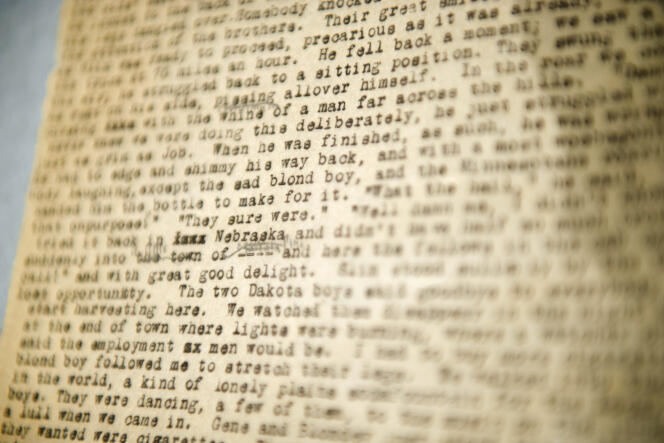 Un détail du manuscrit de « On the Road » de Jack Kerouac, publié en 1957, qui avait la forme d’un rouleau de papier de 36 mètres de long.