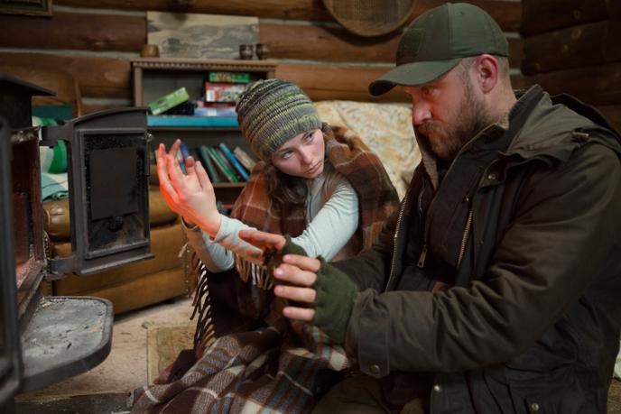 Thomasin McKenzie et Ben Foster dans « Leave No Trace », de Debra Granik.
