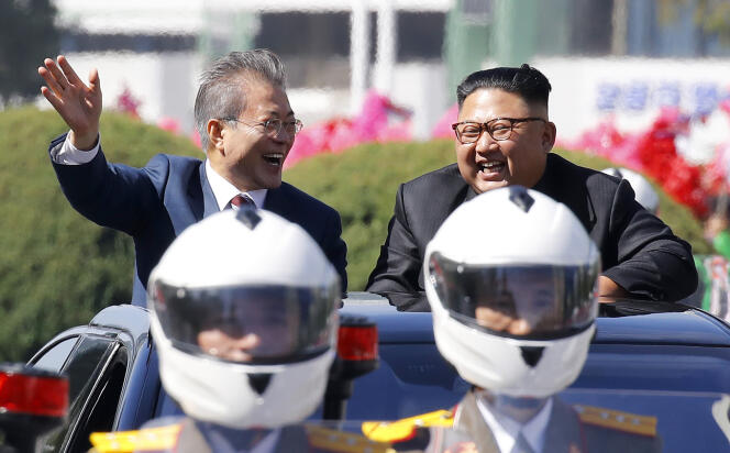 Le président sud-coréen, Moon Jae-in, et son homologue du Nord, Kim Jong-un, à Pyongyang, le 18 septembre.