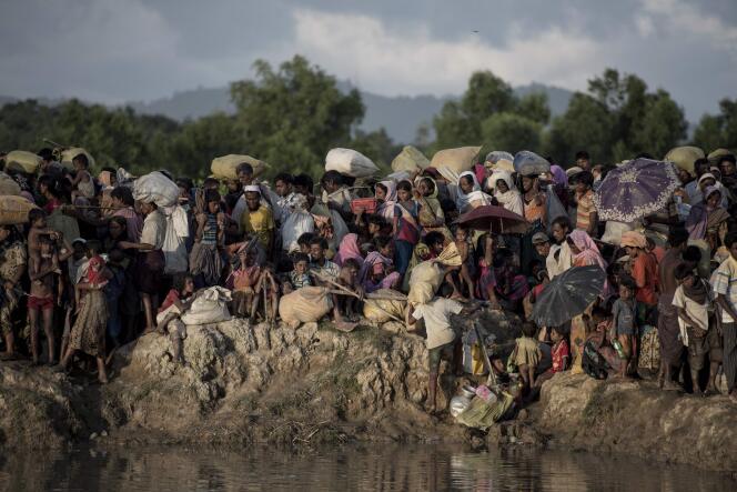 Des réfugiés rohingyas fuyant la Birmanie en octobre 2017.