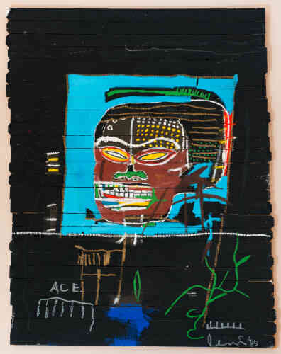 « Les lattes de bois, qui ressemblent à celles d’une palissade, servent non seulement de support à la peinture mais deviennent des éléments de l’œuvre elle-même. Comme dans “Combines”, de Robert Rauschenberg (1954-64), Basquiat intègre dans ses compositions la présence d’objets et de matériaux issus du quotidien. »