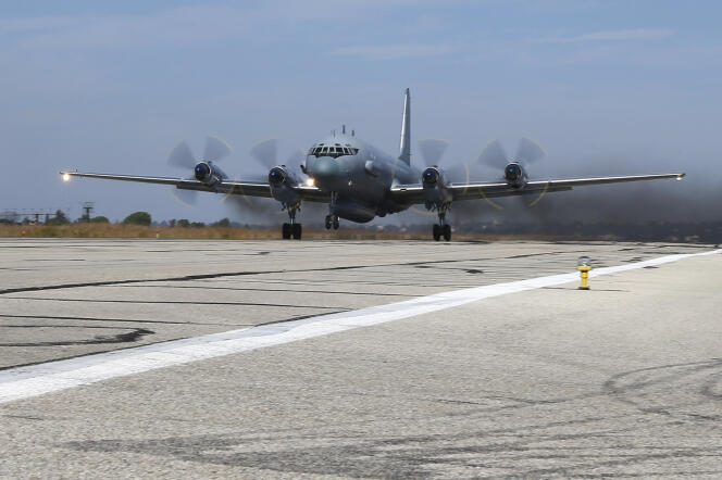 Un avion de surveillance Illiouchine Il-20 sur la base aérienne russe de Hmeimim, près de Lattaquié (Syrie), en novembre 2015.