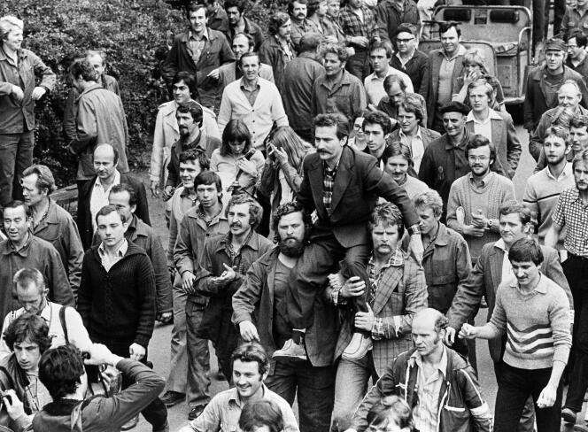 Lider komitetu strajkowego „Solidarności” Lech Wałęsa odniósł zwycięstwo od swoich towarzyszy w Stoczni im. Lenina w Gdańsku, po podpisaniu porozumienia z polskim rządem 30 sierpnia 1980 roku.