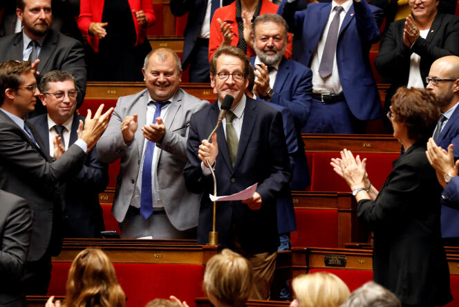 Gilles Le Gendre applaudi après son élection à la tête du groupe La République en marche, à l’Assemblée nationale, le 18 septembre.