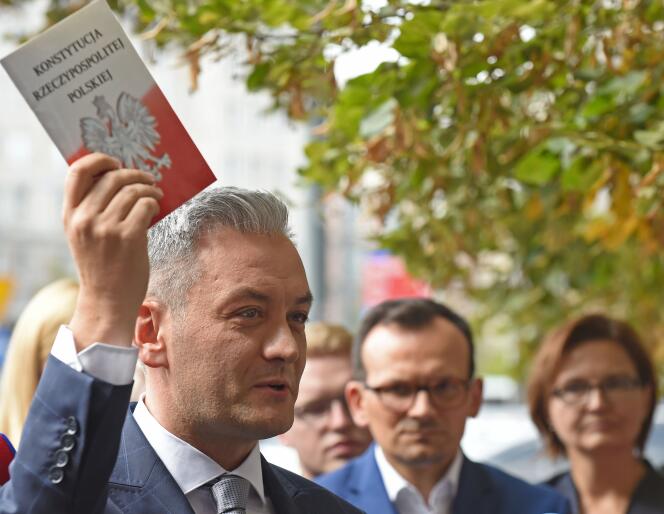 Robert Biedron, un exemplaire de la constitution polonaise à la main, à Varsovie, le 4 septembre.