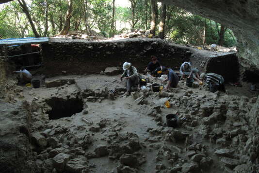 Vue de la Grotte Mandrin. Le sol archéologique en cours de dégagement est celui du Néronien, vieux de 50 millénaires.