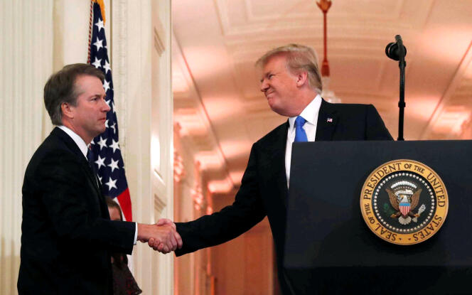 Le président Donald Trump serre la main de Brett Kavanaugh, tout juste nommé juge à la Cour suprême, à la Maison Blanche, le 9 juillet, à Washington.