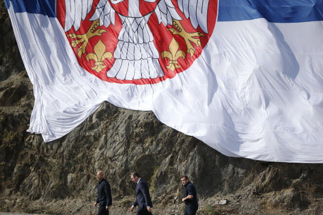 Le président serbe Aleksandar Vucic (au centre), devant un immense drapeau serbe, lors de sa visite au village kosovar de Gazivode, le 8 septembre 2018.
