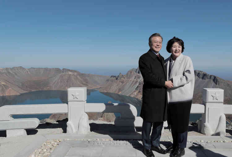 Se rendre au sommet du mont Paektu en compagnie du président sud-coréen est un « coup d’éclat diplomatique » réussi par Kim, estime Seo Yu-suk, directeur de recherche à l’Institut d’études nord-coréennes de Séoul.
