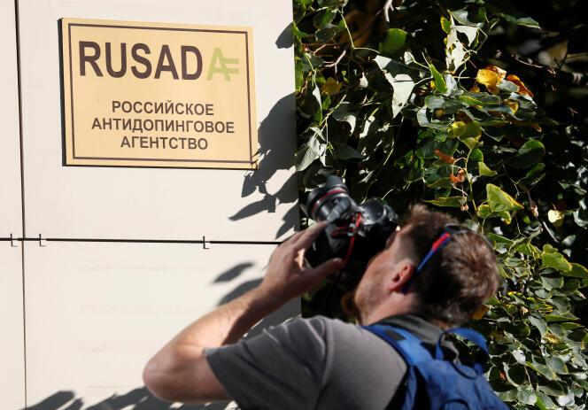 Un photographe devant le siège de l’Agence antidopage russe, Rusada, à Moscou, le 20 septembre.