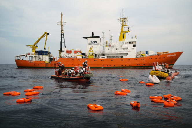 Lors d'un exercice de secours de l'équipage de l'« Aquarius » entre Sfax et Lampedusa, le 18 septembre.