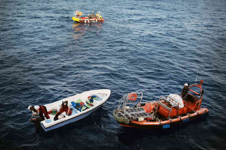 La barque dont ils ont été évacués flotte à présent à vide. L’équipe de SOS Méditerranée démonte le moteur et disperse ses pièces à l’eau. La coque est marquée à la peinture noire : « SAR AQU 20/09/2018 », afin que chacun sache que les personnes à bord ont été secourues par l’« Aquarius », à plus de 120 milles marins (environ 222 km) du rivage européen le plus proche, l’île italienne de Lampedusa.