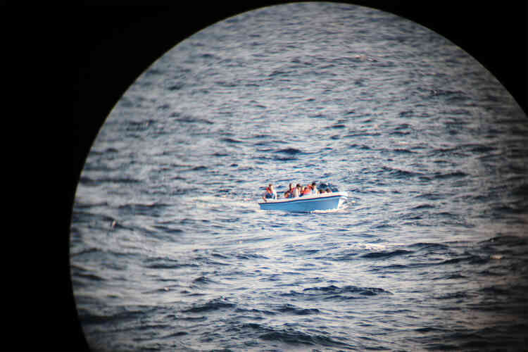 L’embarcation repérée par l’« Aquarius«  le 20 septembre. Nick Romaniuk, responsable des opérations de recherches et de secours pour SOS Méditerranée, raconte : « Nous avons vu qu’ils étaient en train d’écoper le bateau. Ils avaient des gilets de sauvetage, mais ce sont des modèles de mauvaise confection, qui se remplissent d’eau, donc c’est dangereux. »
