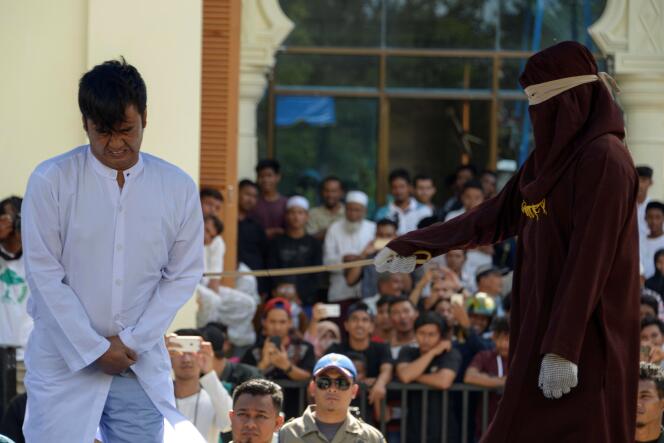 Flagellation d’un homme accusé d’avoir eu des relations homosexuelles, à Banda Aceh, le 13 juillet.