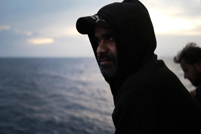 « Mon futur est entre vos mains », confie Ch. Amraiz. Après avoir passé huit heures en mer, ce Pakistanaisde de 38 ans a été secouru par l'équipage de l'« Aquarius ». Le 20 septembre.
