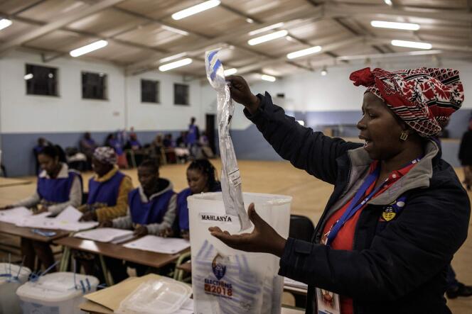 Dépouillement dans un bureau de vote de la circonscription de Lobamba, la capitale royale et législative de l’Eswatini, le 21 septembre 2018.