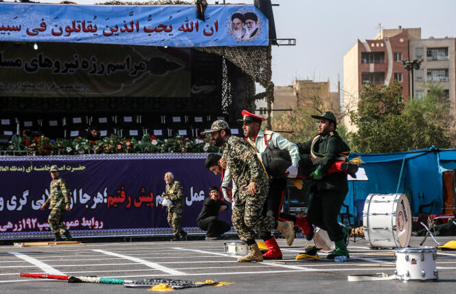 Des soldats iraniens portent un de leurs camrades blessés dans l’attaque terroriste d’Ahvaz, le 22 septembre.