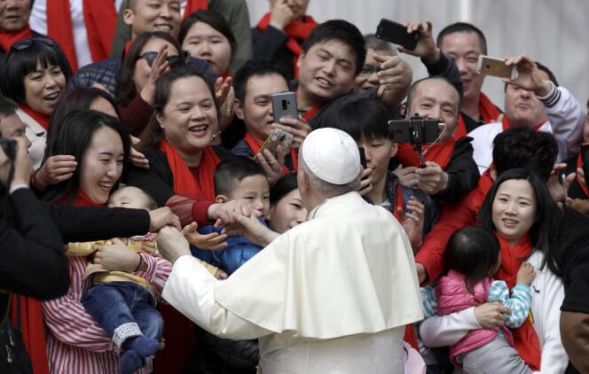 Le pape François rencontrant un groupe de catholiques chinois, le 18 avril, au Vatican.