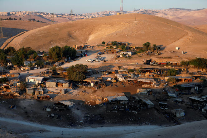 Khan Al-Ahmar – ici le 11 septembre – est un village de tôle et de toile, coincé entre deux colonies israéliennes à l’est de Jérusalem.