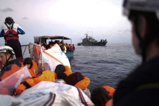 Ici en arrière-plan, les gardes-côtes libyens en approche durant les négociations avec l'« Aquarius », le 23 septembre.