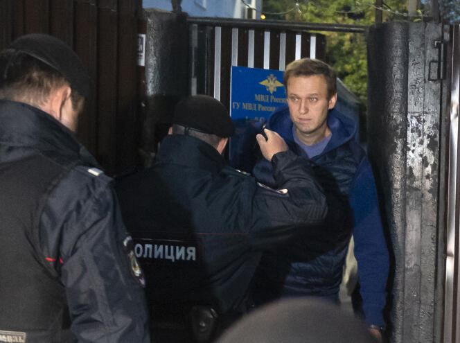Alexeï Navalny était attendu à sa sortie du centre de détention, lundi 24 septembre, par des policiers, qui l’ont aussitôt emmené à un poste de police du centre de Moscou.