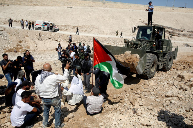 Rassemblement de Palestiniens devant un bulldozer israélien pour protester contre leur expulsion, à Khan Al-Ahmar (Cisjordanie), le 14 septembre.