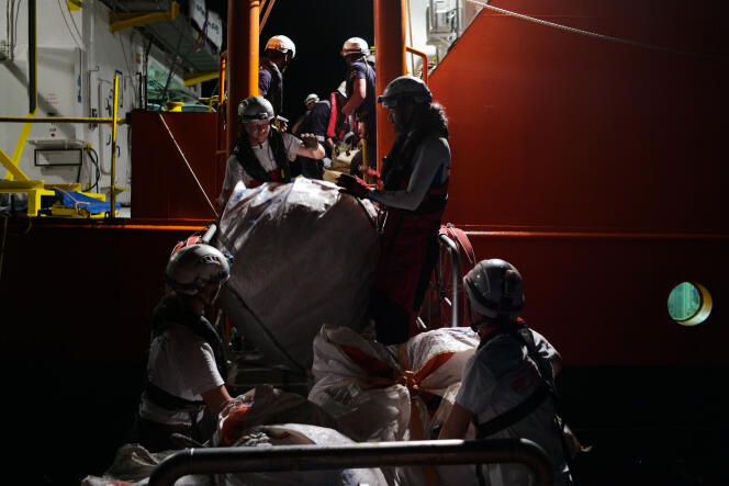 Sauvetage au large de Zaouia d'un petit bateau de pêcheur avec 47 personnes à son bord dont 17 mineurs, le 23 septembre.