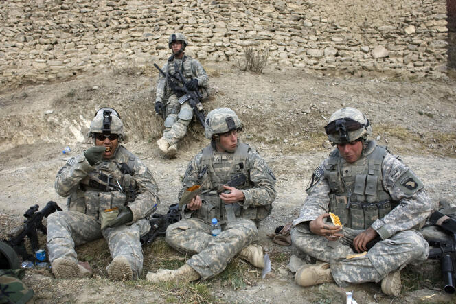 Des militaires américains en Afghanistan mangent des rations de combat, en Afghanistan, en 2008.