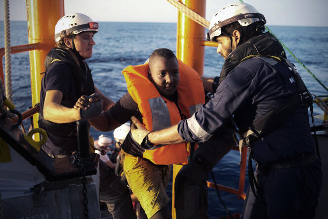 Sauvetage au large de Zaouia, en Méditerranée, de 47 personnes par le navire humanitaire « Aquarius », dimanche 23 septembre.