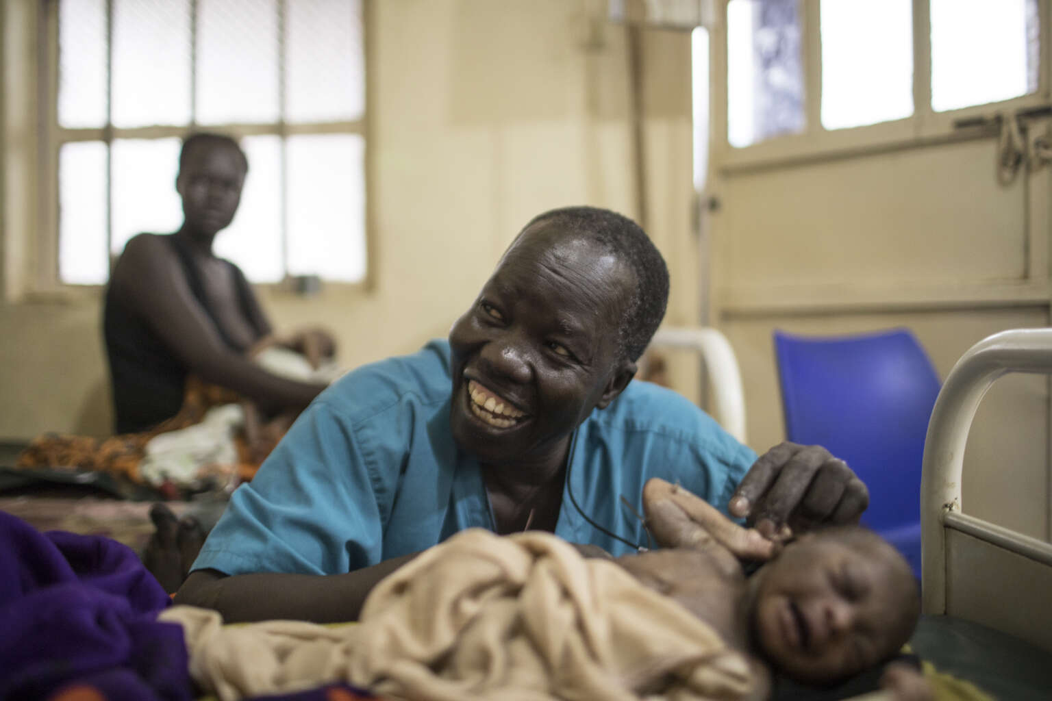 Le docteur Evan Atar Adaha avec nouveau-né dans son hôpital de Bunj, au Soudan du Sud.