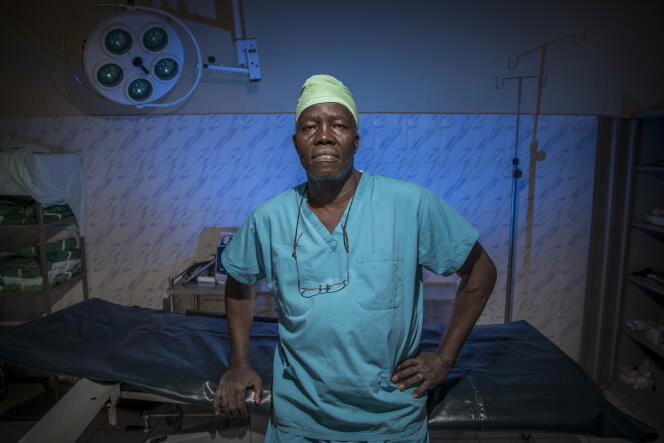 Le chirurgien Evan Atar Adaha dans le bloc chirurgical de l’hôpital de Bunj, au Soudan du Sud.