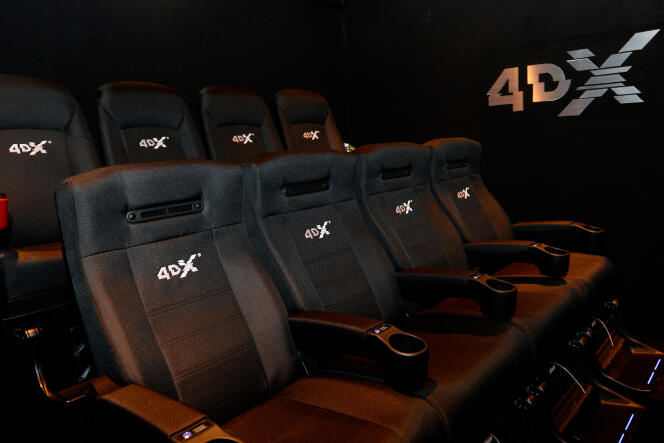 Avec la technologie 4DX, les fauteuils bougent pour accompagner l’action du film et le public reçoit des gouttes d’eau, de l’air chaud, du vent, du brouillard ou du parfum, ce qui donne à la séance de cinéma des airs de parc d’attractions.
