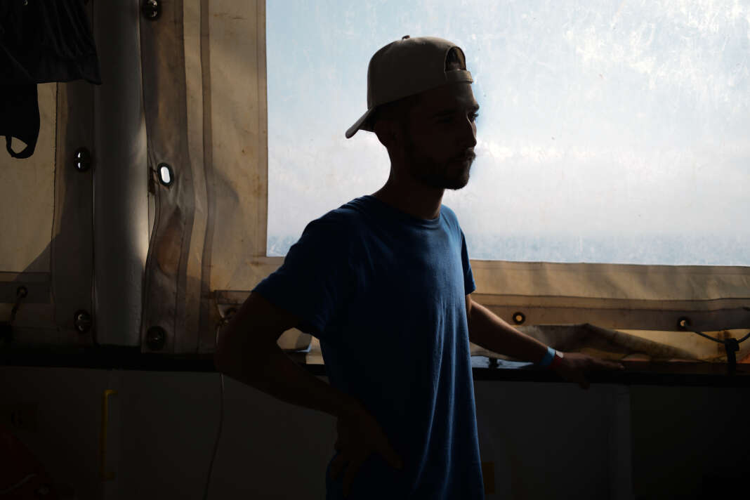 Abdul, jeune libyen de 20 ans, a été pris en otage en Libye. Sa mère Ibtissem et son mari ont dû payer l’équivalent de 8 750 euros de rançon en dinars libyens pour le récupérer. Ils ont quitté la ville de Zouara sur un bateau de pêcheur avec en tout 47 personnes à bord. L'équipage de SOS Mediterranée leur est venu en aide dans la nuit du 22 au 23 septembre. SAMUEL GRATACAP POUR LE MONDE