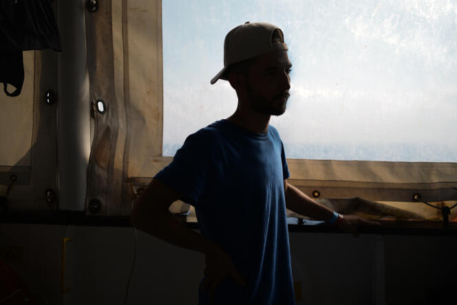Abdul, jeune libyen de 20 ans, a été pris en otage en Libye. Sa mère Ibtissem et son mari ont dû payer l’équivalent de 8 750 euros de rançon en dinars libyens pour le récupérer. Ils ont quitté la ville de Zouara sur un bateau de pêcheur avec en tout 47 personnes à bord. L'équipage de SOS Mediterranée leur est venu en aide dans la nuit du 22 au 23 septembre.