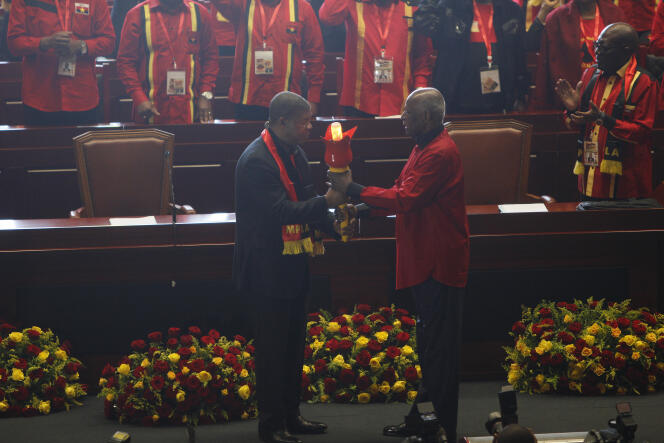 L’ex-président angolais José Eduardo dos Santos passe le relais à son successeur, Joao Lourenço, lors du congrès extraordinaire du Mouvement populaire pour la libération de l’Angola (MPLA, au pouvoir), le 8 septembre 2018 à Luanda.