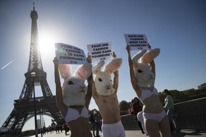 Des activistes de l’association de défense des animaux PETA protestent contre l’utilisation de la fourrure par l’industrie de la mode, devant la Tour Eiffel, le mardi 25 septembre 2018, en pleine fashion week parisienne.