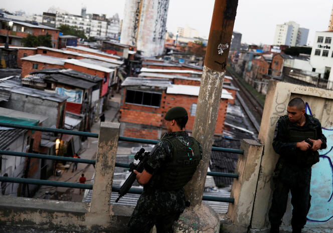 Patrouille de la police militaire dans la favela Moinho de Sao Paulo (Brésil), le 27 juin 2017.